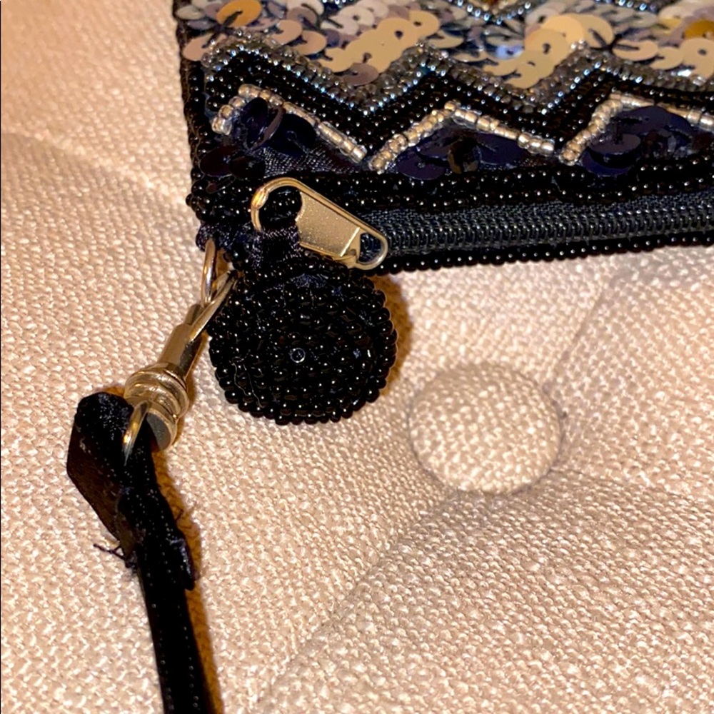 Beautiful Sequined Zig-Zag Patterned Wristlet - image 4